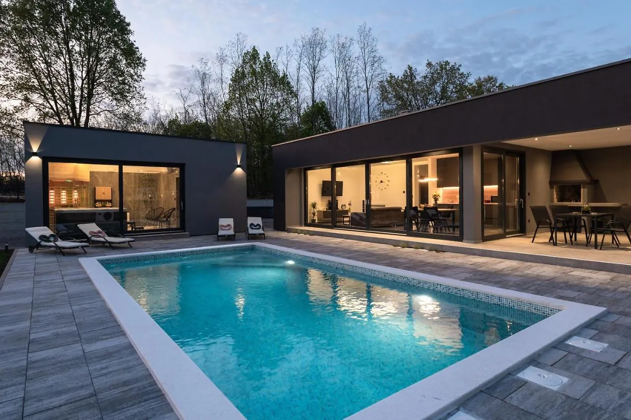 Green Luxury II With Heated Pool, Jacuzzi & Sauna